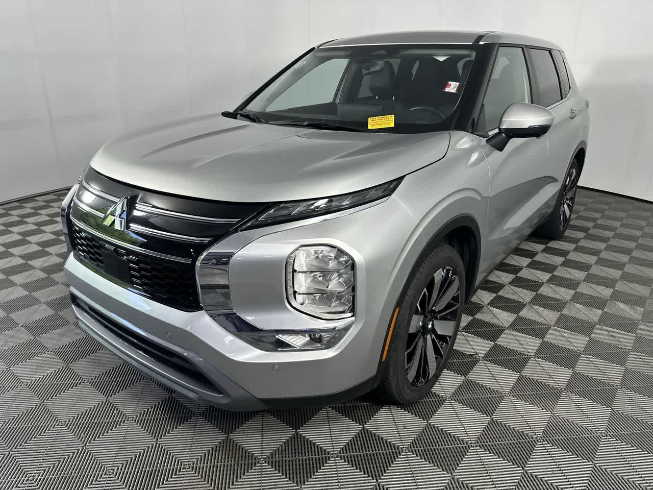 Used 2025 Mitsubishi Outlander SE FWD image 4