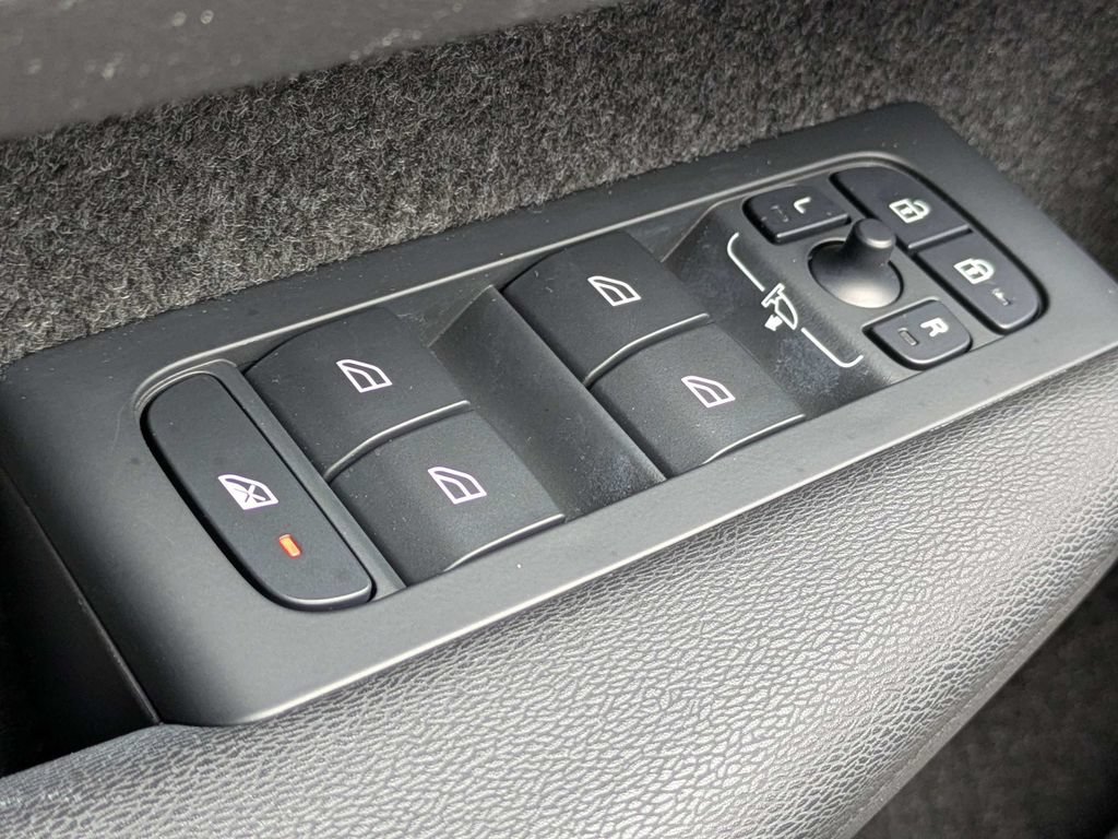 Used 2025 Volvo XC40 B5 Core w/ Protection Package Premier AWD/4WD image 27