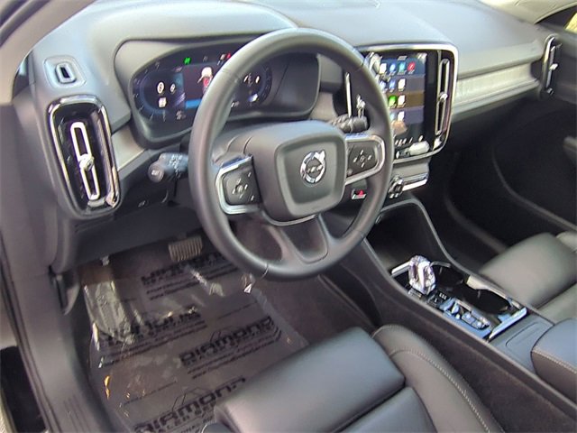 Used 2025 Volvo XC40 B5 Plus image 9