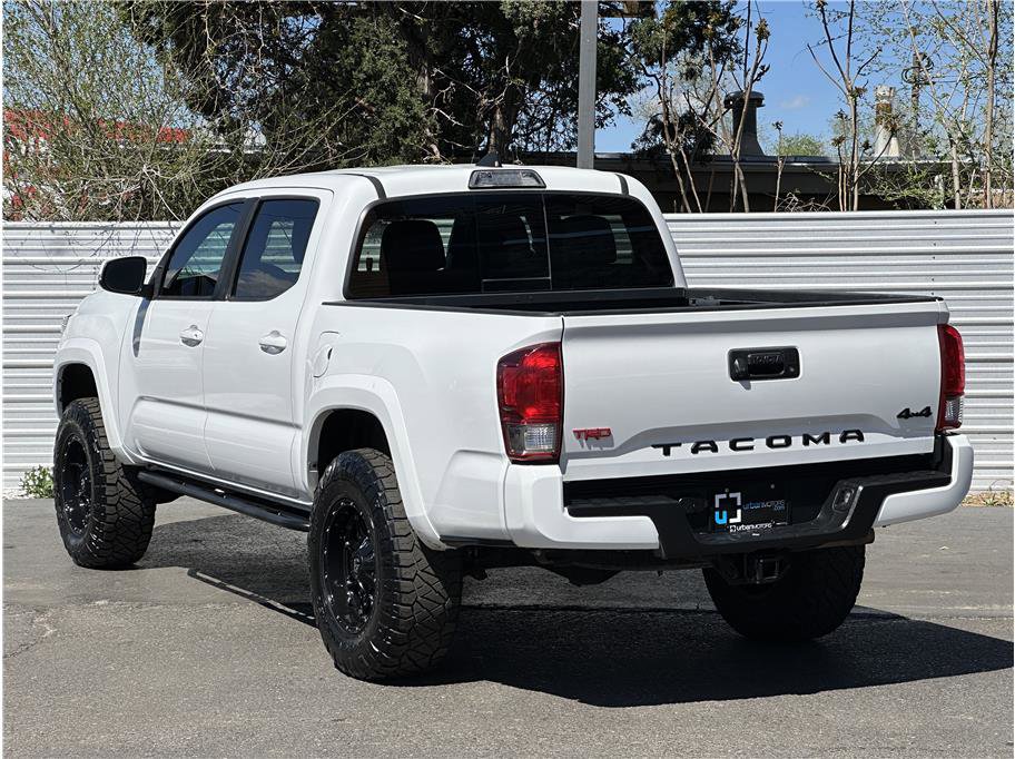 Used 2017 Toyota Tacoma TRD Sport w/ Tow Package (A/T) image 12
