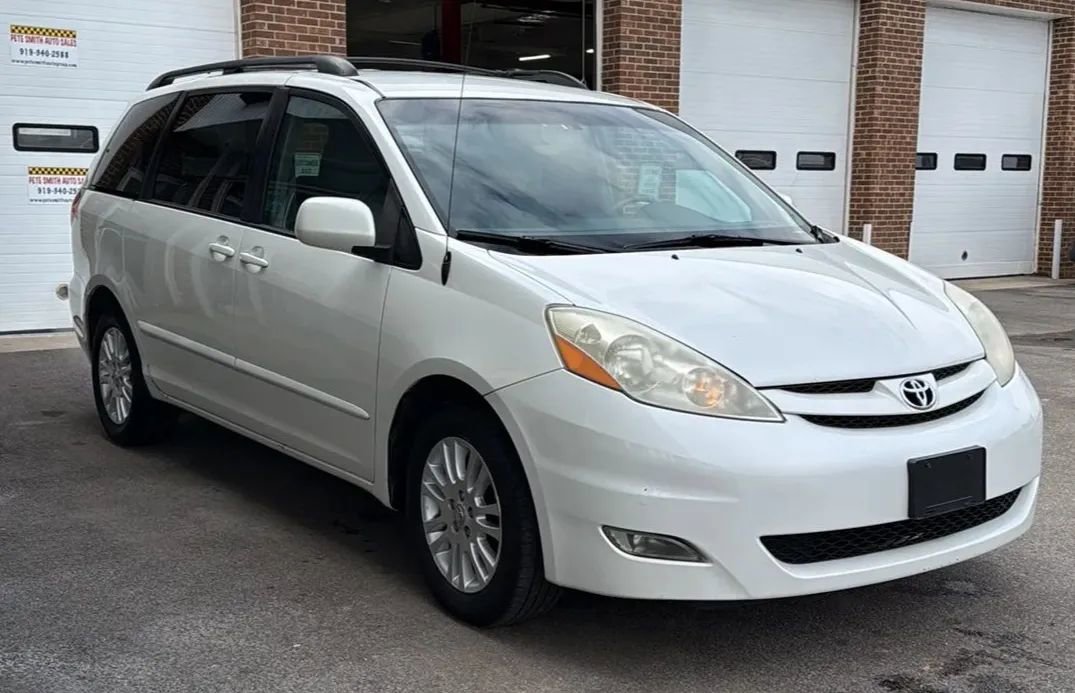 Used 2010 Toyota Sienna XLE FWD image 3