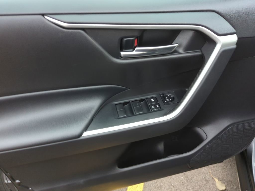Used 2020 Toyota RAV4 XLE w/ Convenience Package image 7