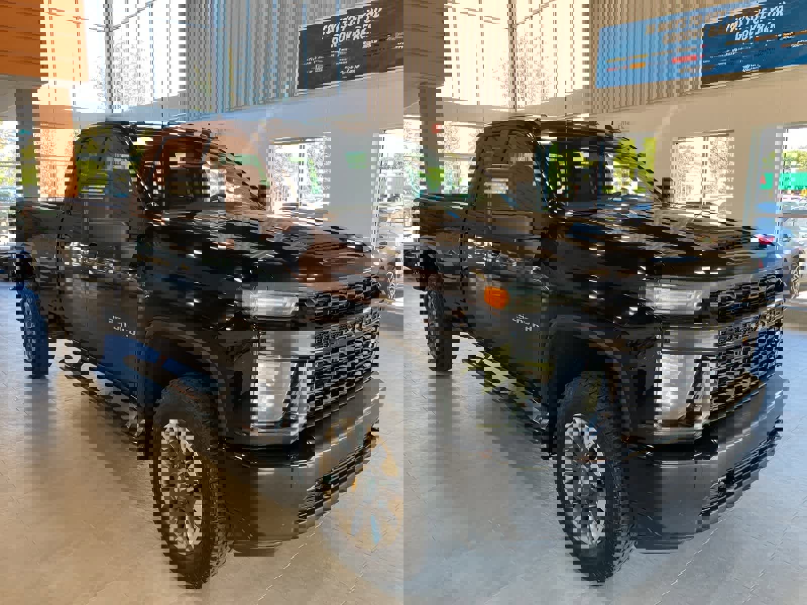 Used 2021 Chevrolet Silverado 2500 Custom w/ Custom Value Package image 3