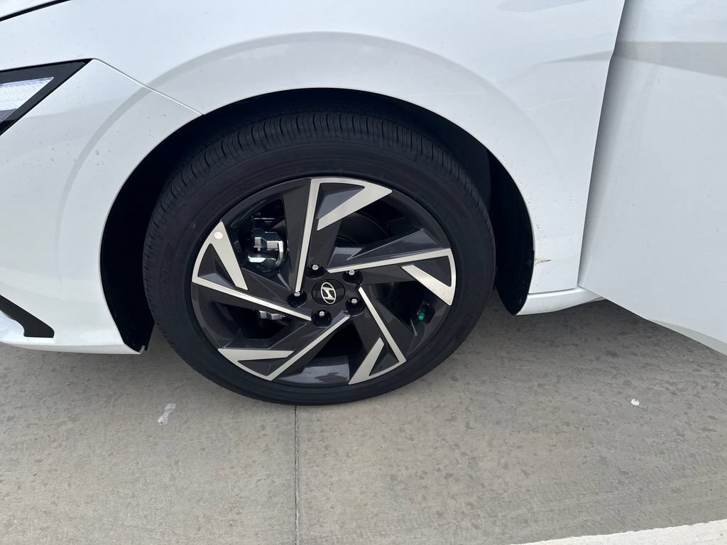 New 2026 Hyundai Elantra Limited FWD image 35
