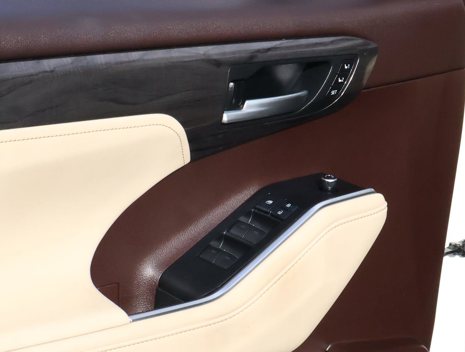 Used 2021 Toyota Highlander Platinum image 18