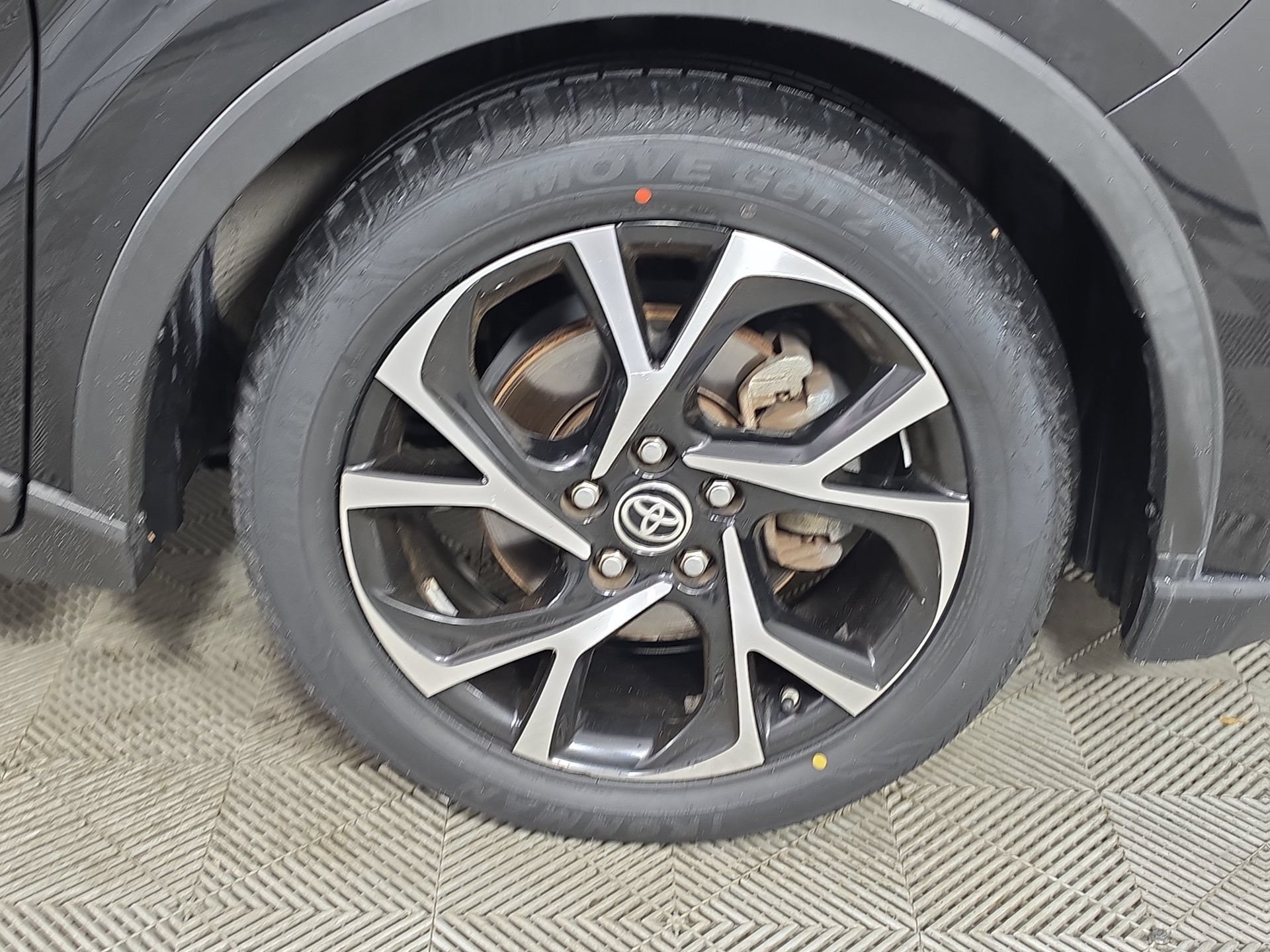 Used 2021 Toyota C-HR XLE FWD image 10
