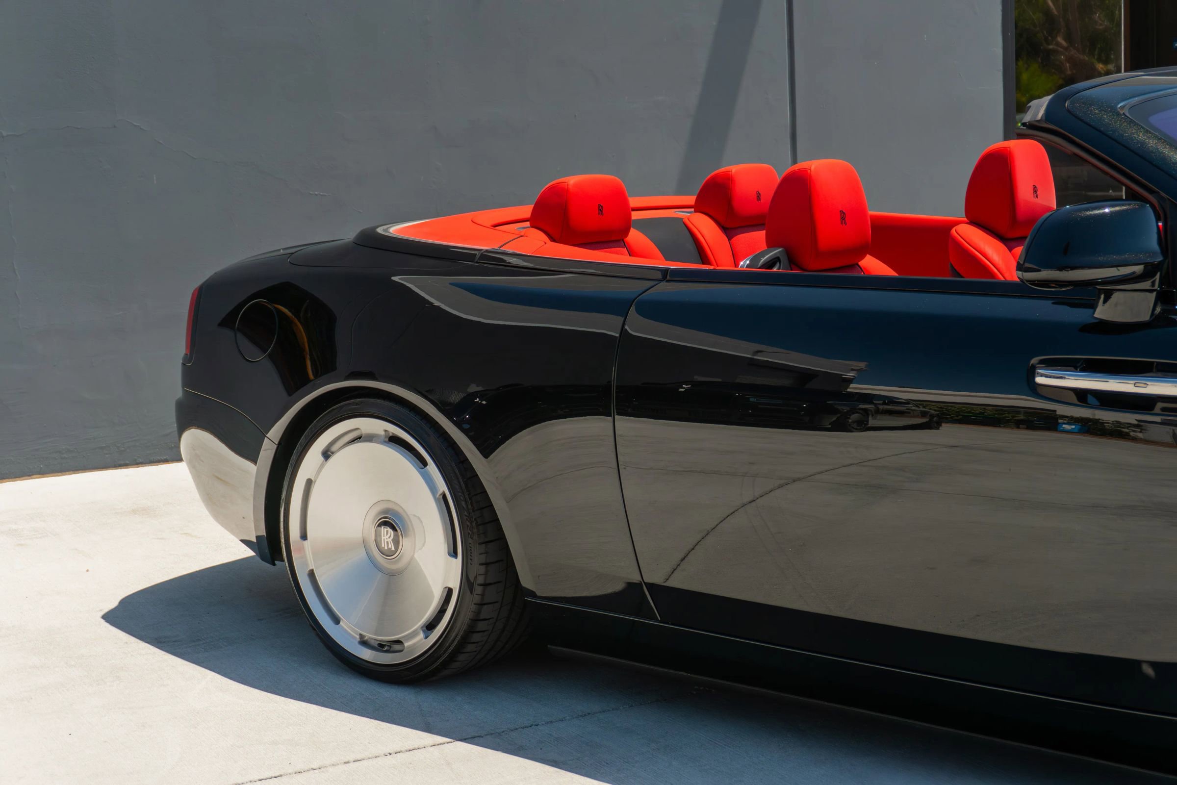 Used 2019 Rolls-Royce Dawn RWD image 40
