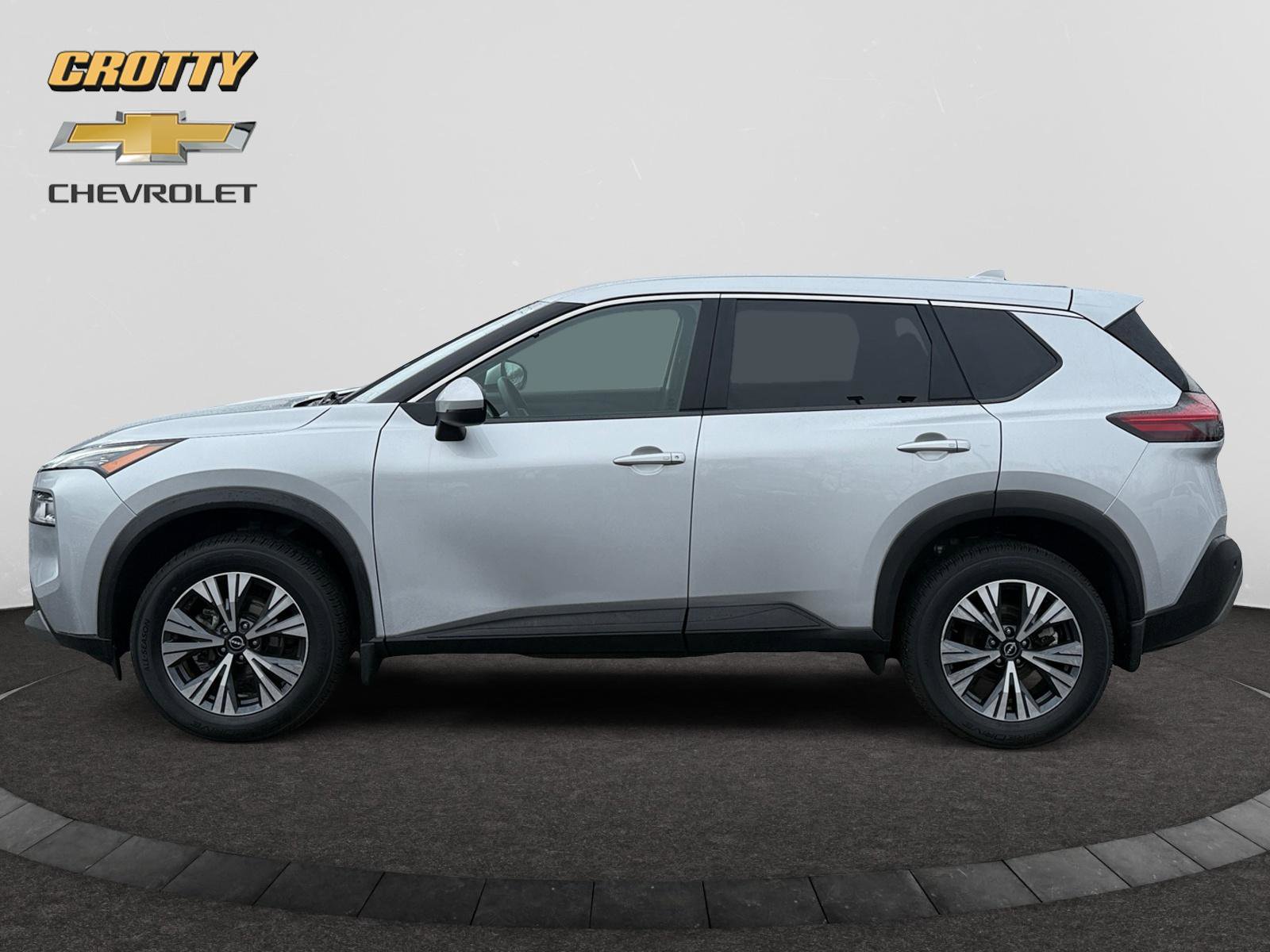 Used 2022 Nissan Rogue SV image 2