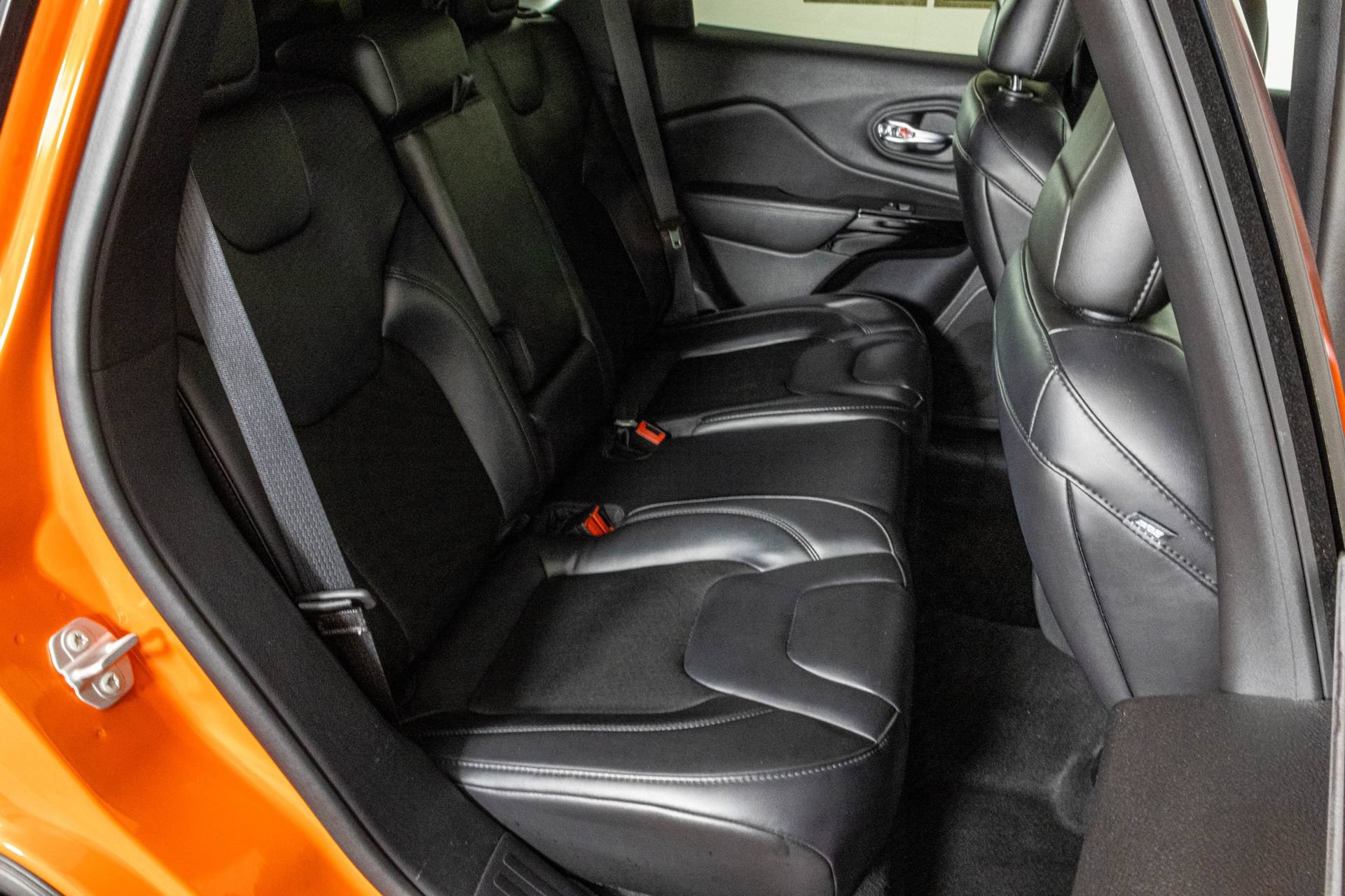 Used 2021 Jeep Cherokee Latitude Plus AWD/4WD image 40