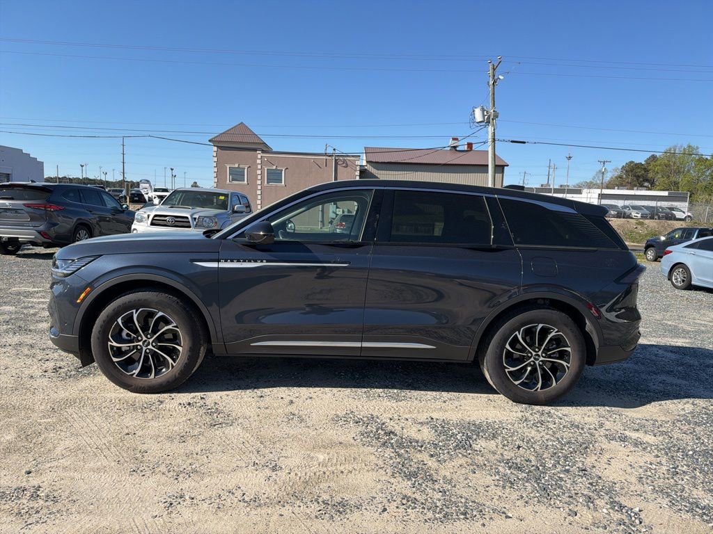 Used 2024 Lincoln Nautilus Premier image 2