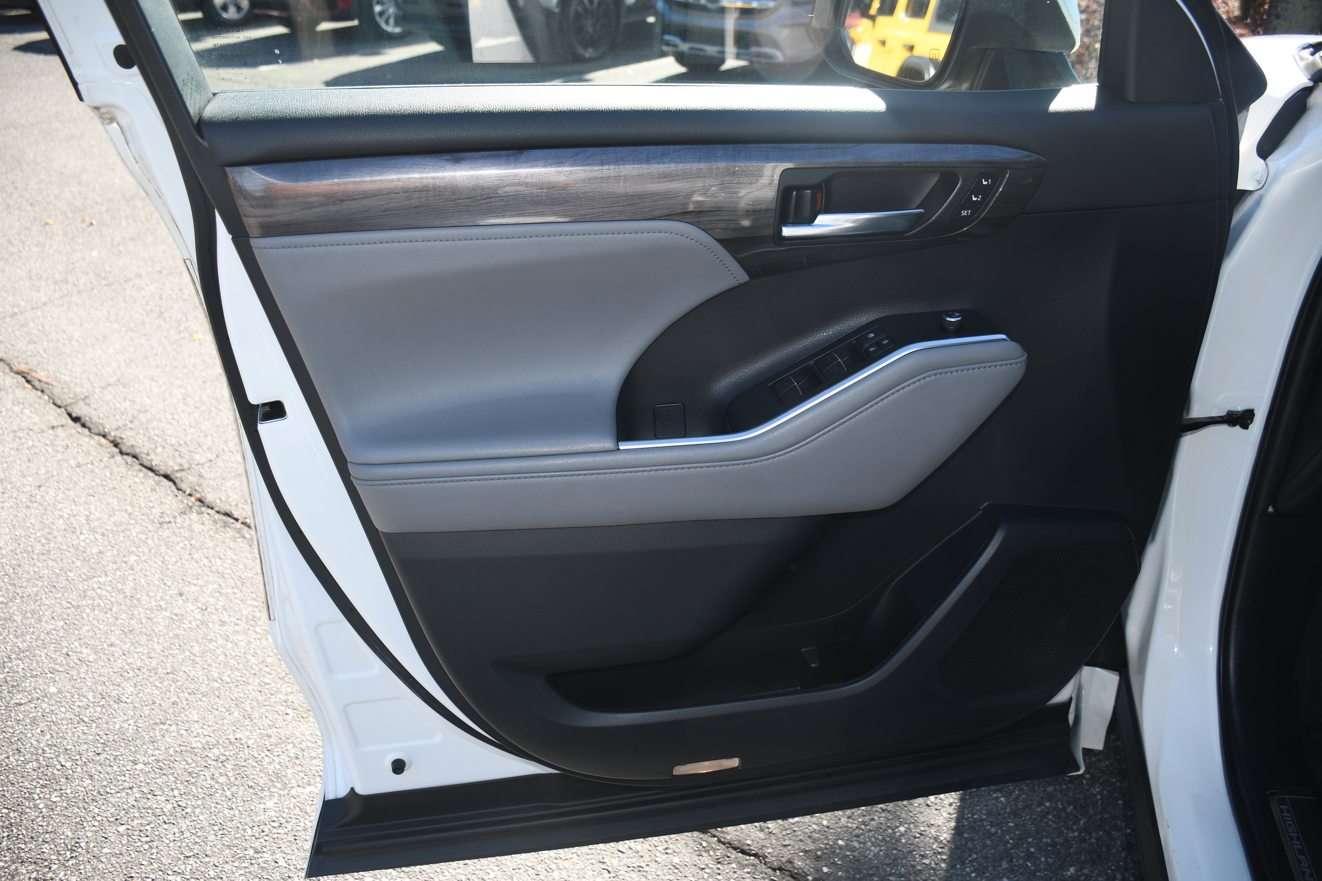 Used 2021 Toyota Highlander Platinum image 10