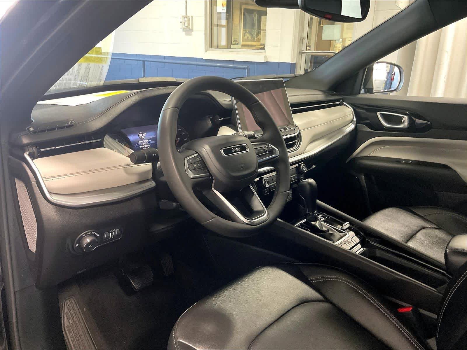 Used 2025 Jeep Compass Limited AWD/4WD image 8