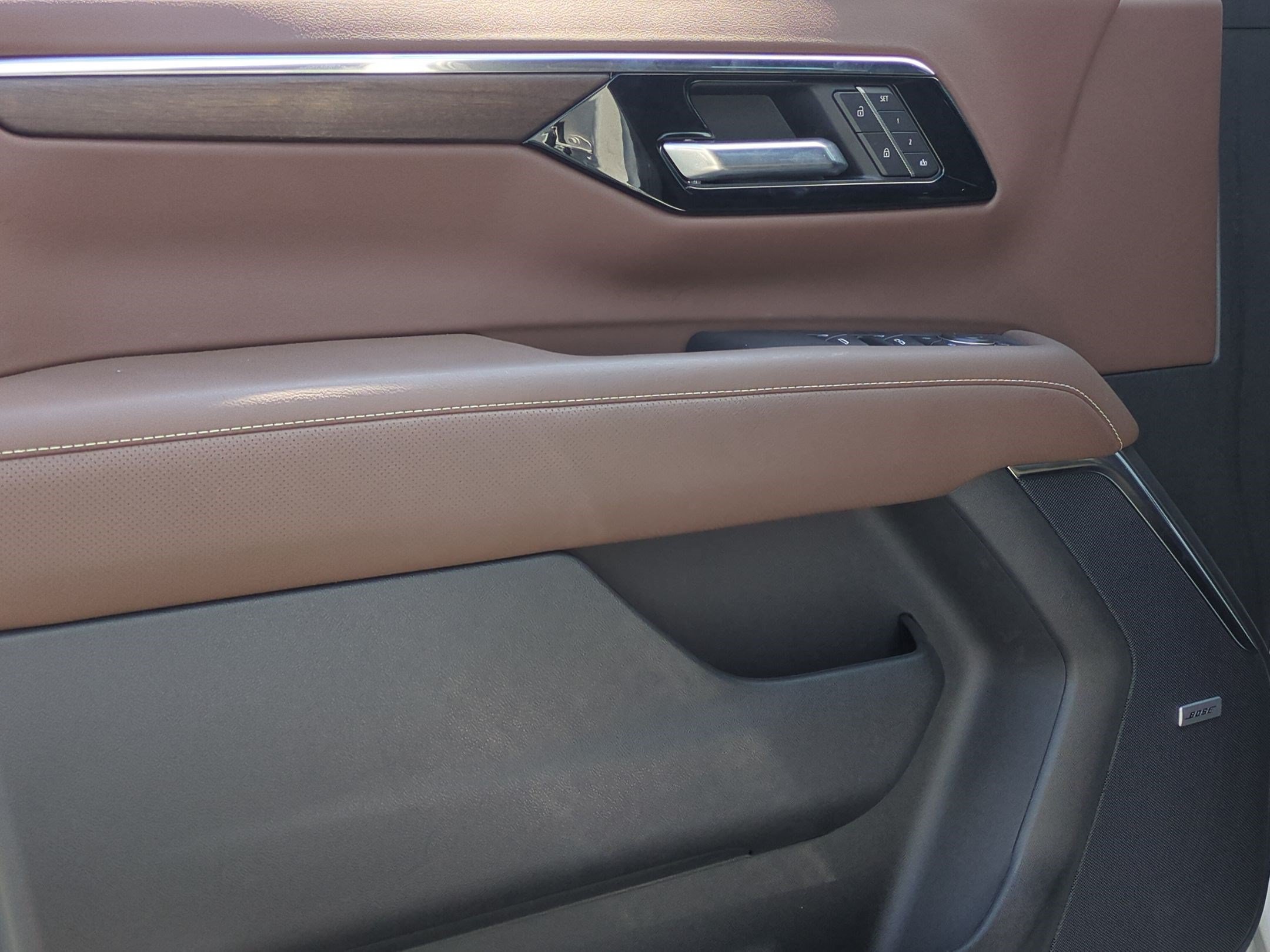 Used 2025 Chevrolet Tahoe High Country AWD/4WD image 12