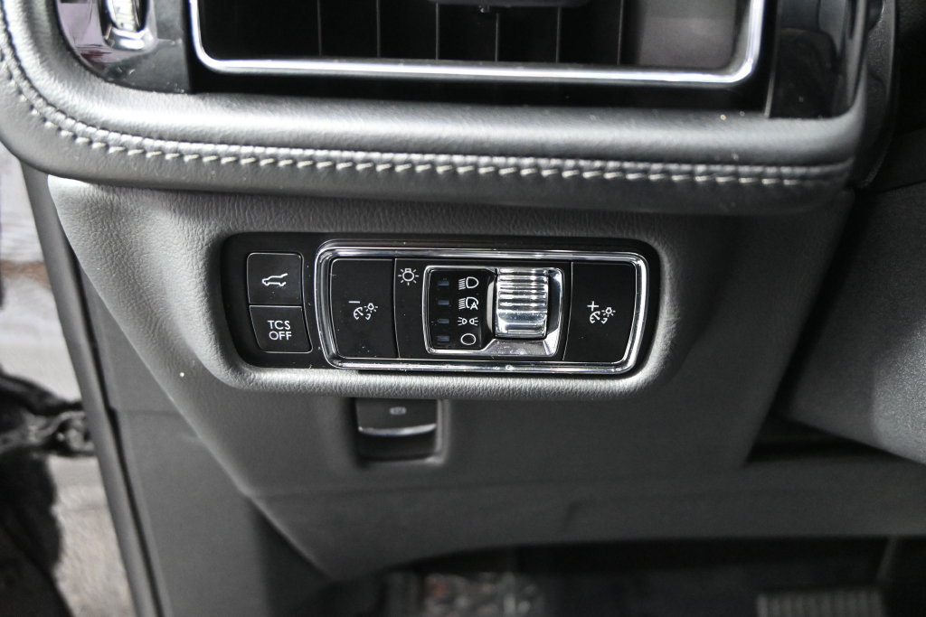 Used 2023 Lincoln Nautilus Reserve AWD/4WD image 23