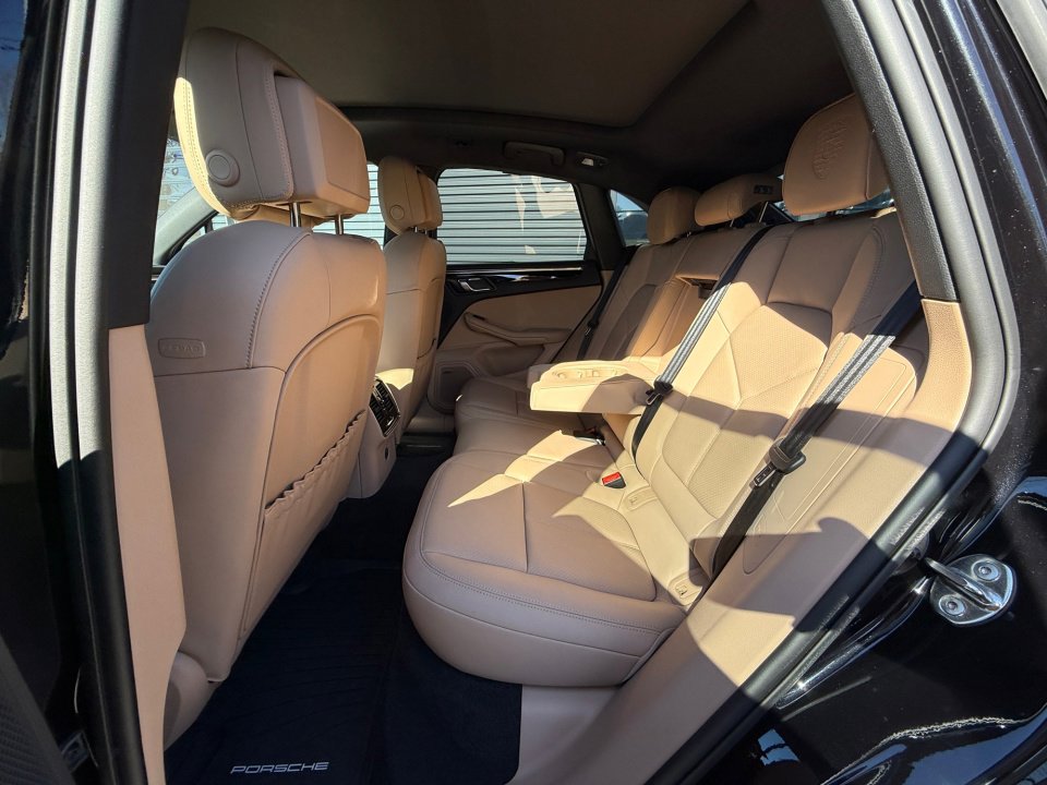 Certified 2025 Porsche Macan image 20