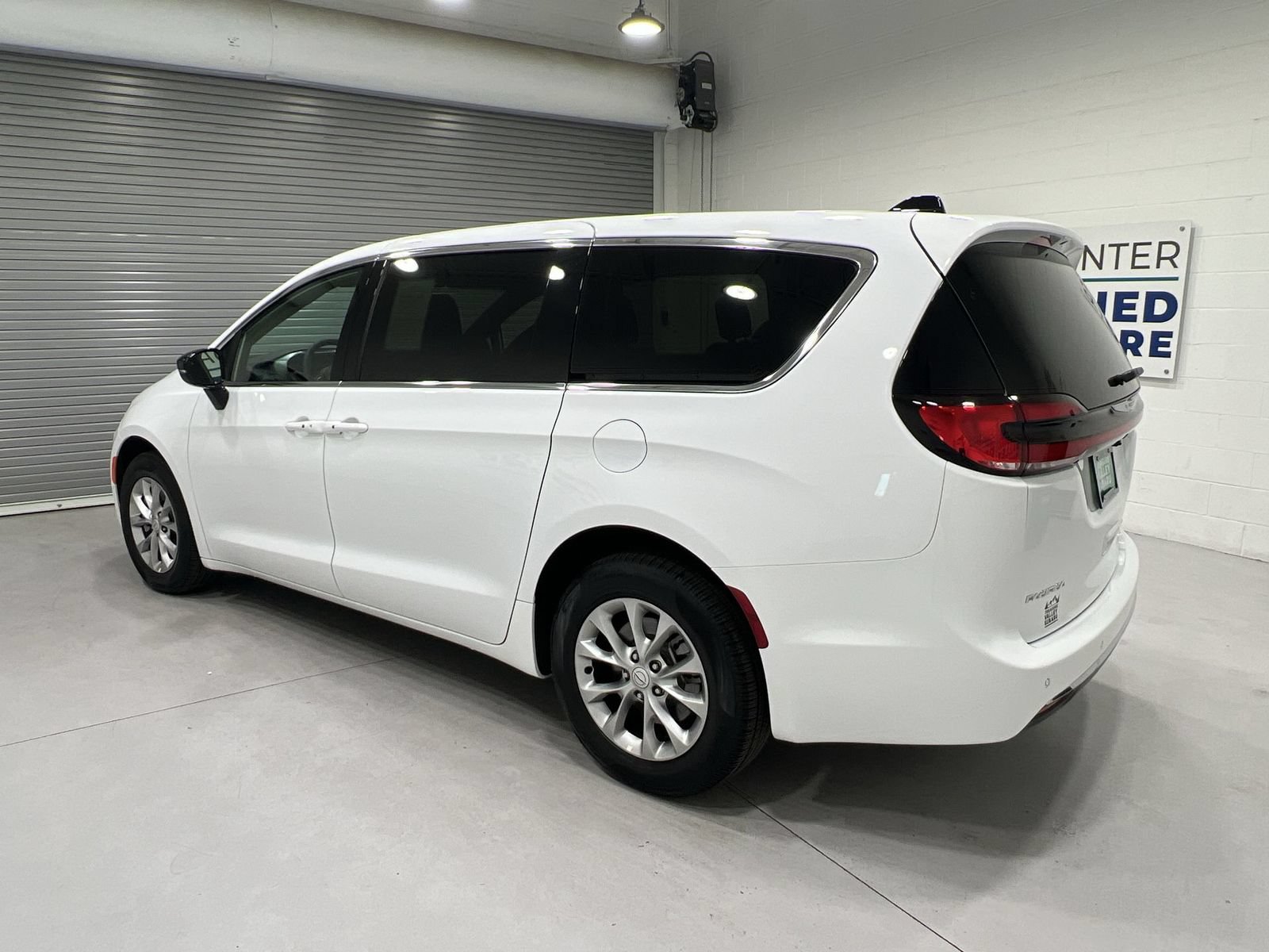 Used 2026 Chrysler Pacifica Limited AWD/4WD image 6