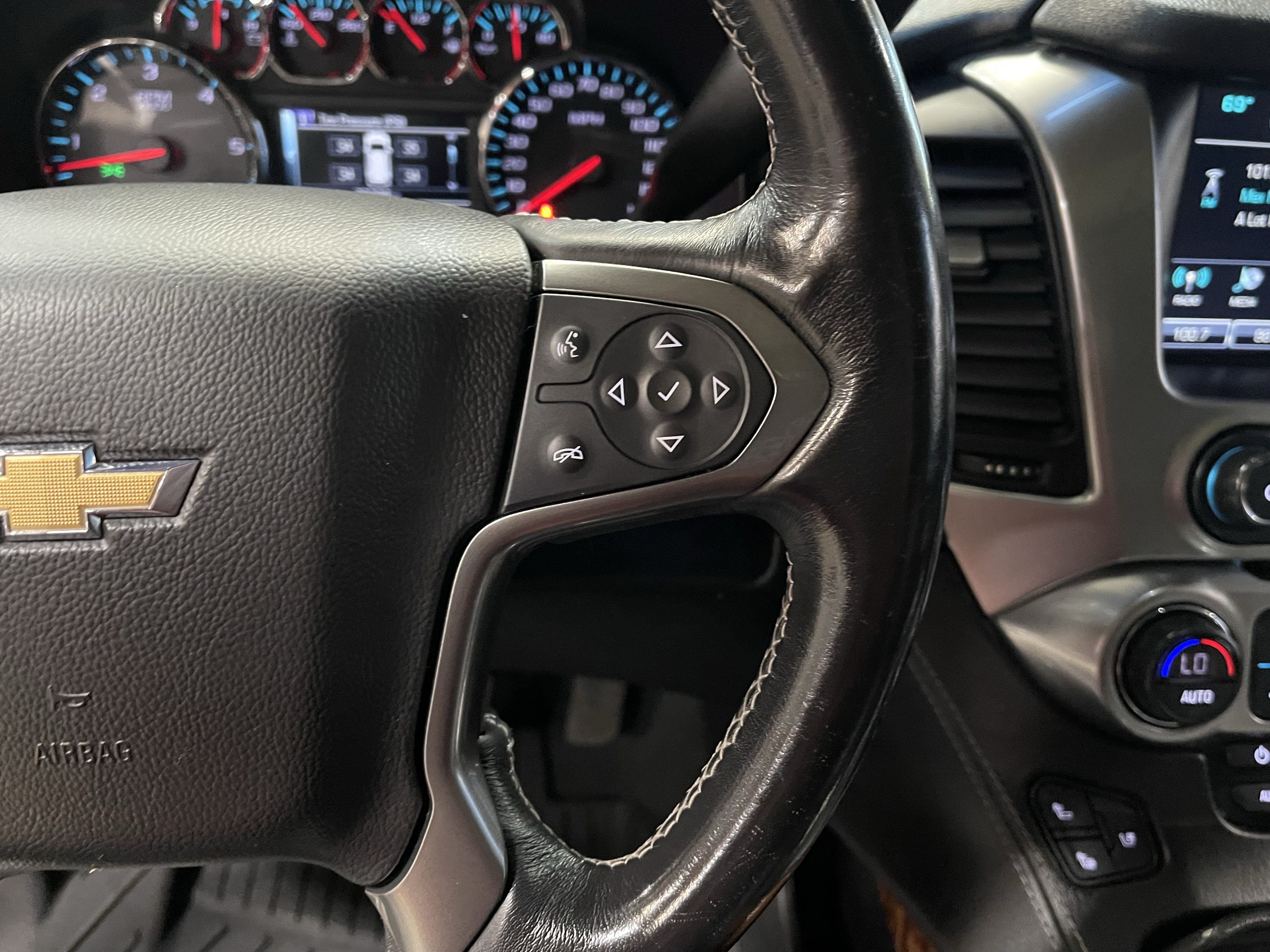Used 2019 Chevrolet Suburban Premier AWD/4WD image 25