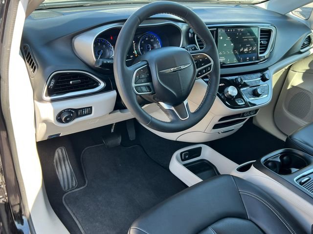Used 2024 Chrysler Pacifica Touring-L image 18