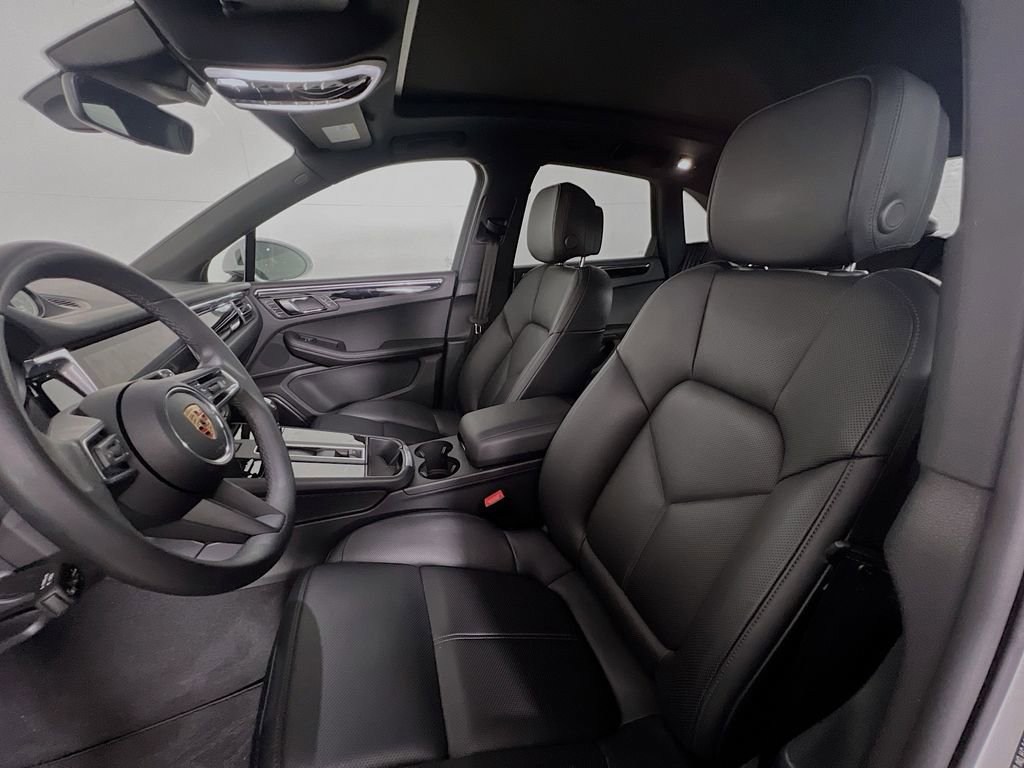 Certified 2025 Porsche Macan AWD/4WD image 5