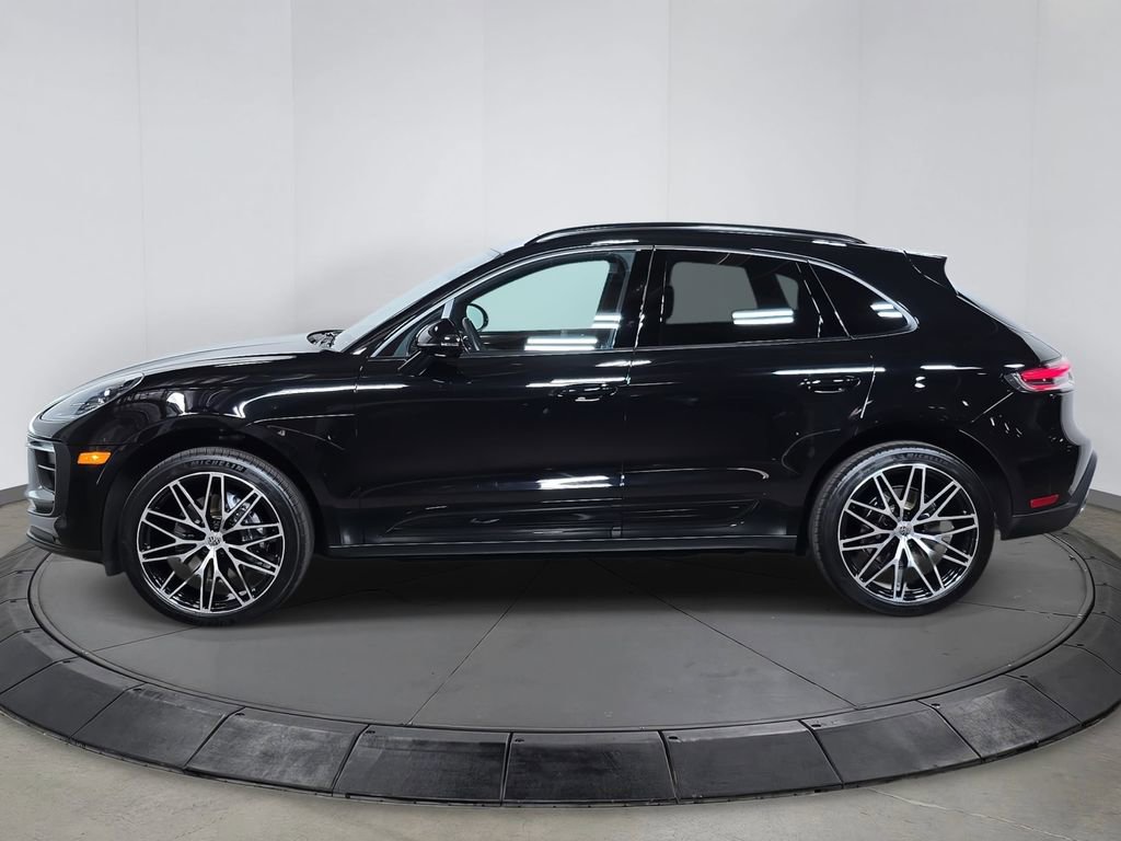 Certified 2025 Porsche Macan image 2