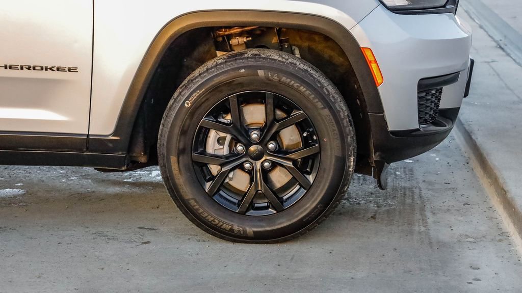 Certified 2024 Jeep Grand Cherokee L Laredo image 11