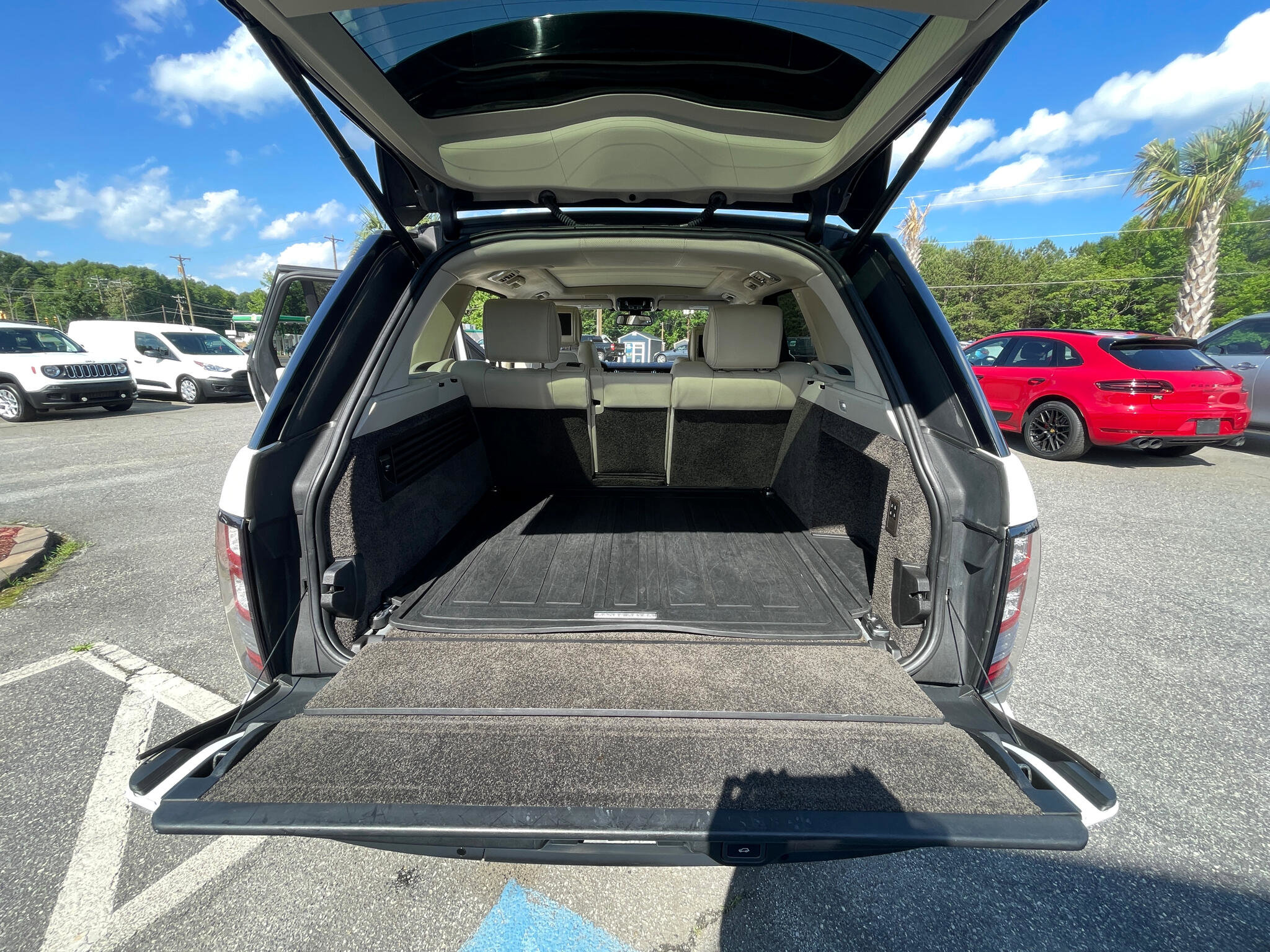 Used 2015 Land Rover Range Rover Autobiography image 26