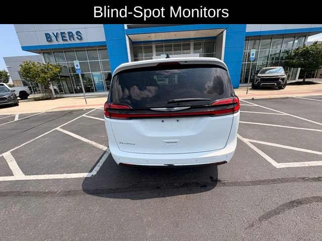 Used 2025 Chrysler Pacifica Select FWD image 4