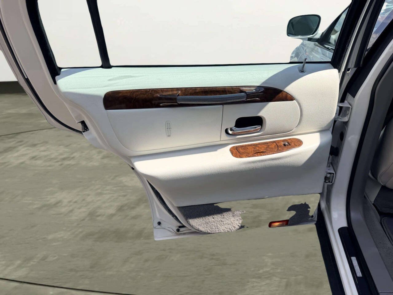 Used 2001 Lincoln Town Car Executive RWD image 18