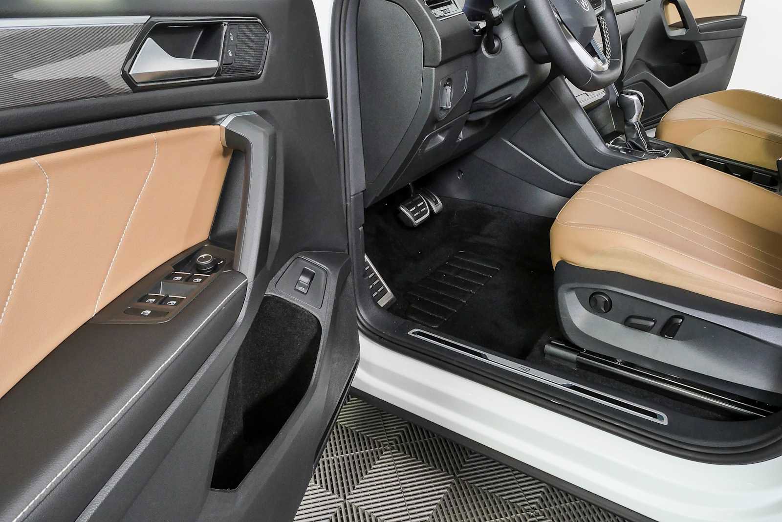 Certified 2023 Volkswagen Tiguan SE R-Line FWD image 10