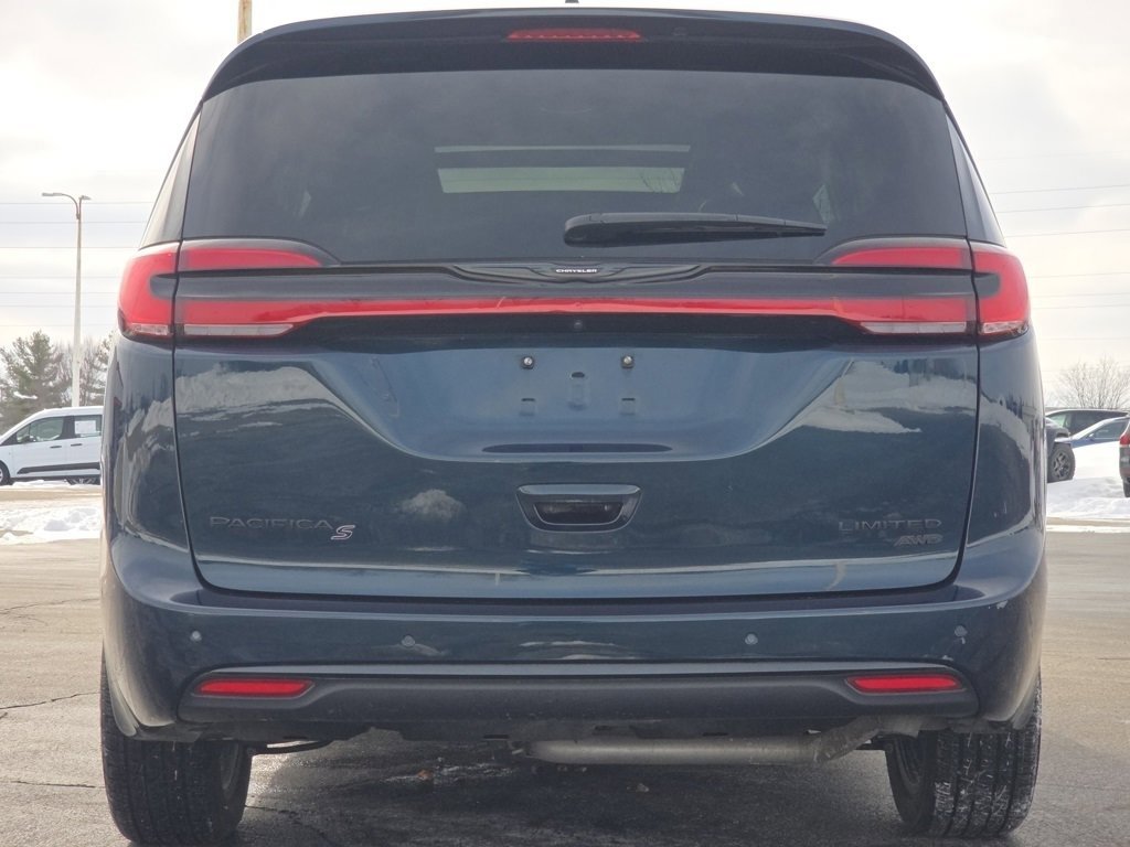 Used 2023 Chrysler Pacifica Limited w/ Uconnect Theater Family Group image 25