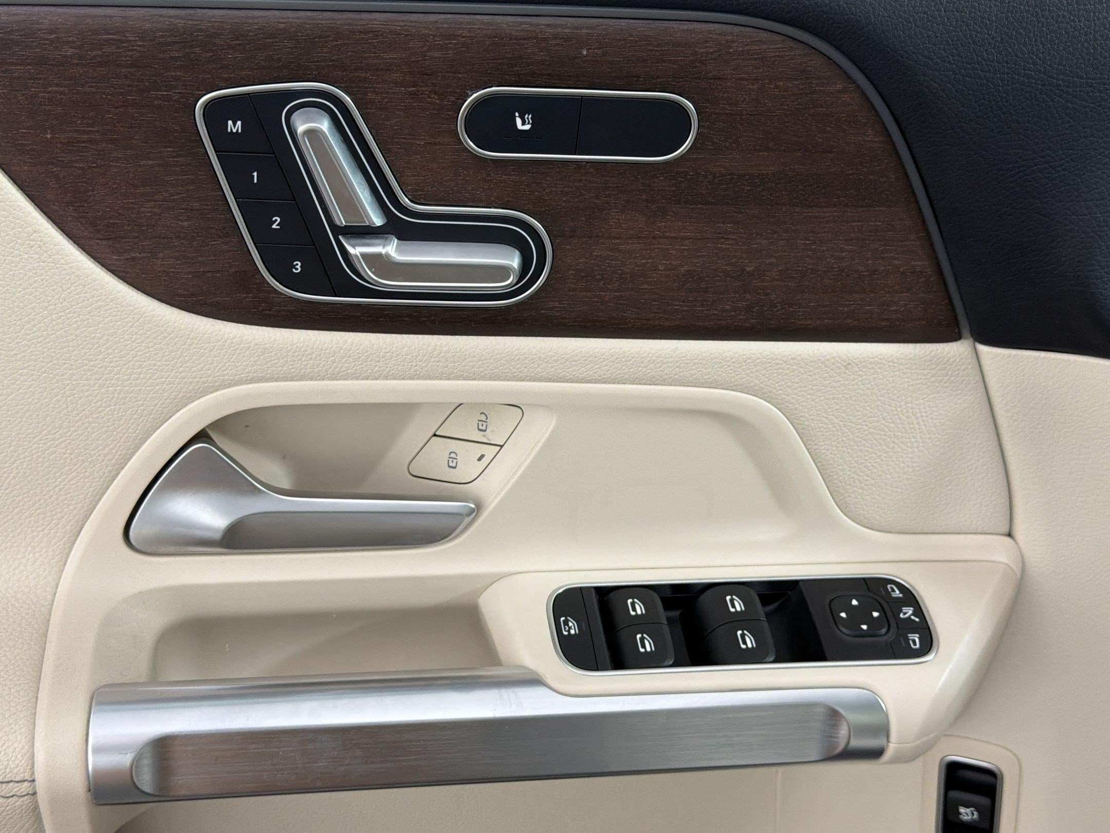 Used 2022 Mercedes-Benz GLB 250 4MATIC image 26