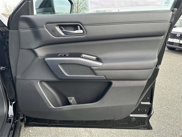 New 2025 Nissan Pathfinder SL image 8