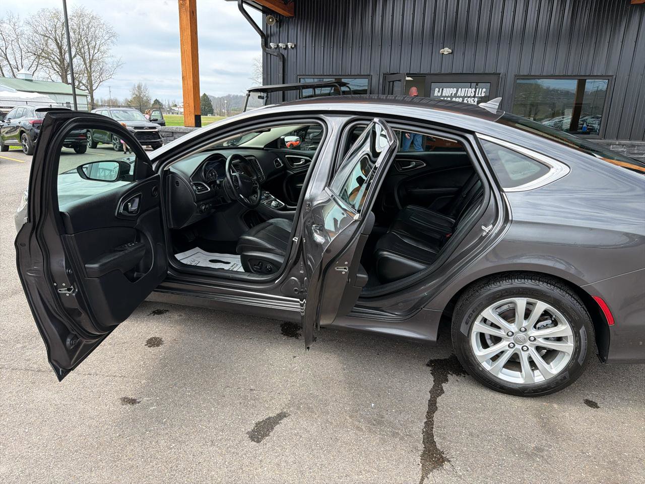 Used 2017 Chrysler 200 Limited Platinum image 7