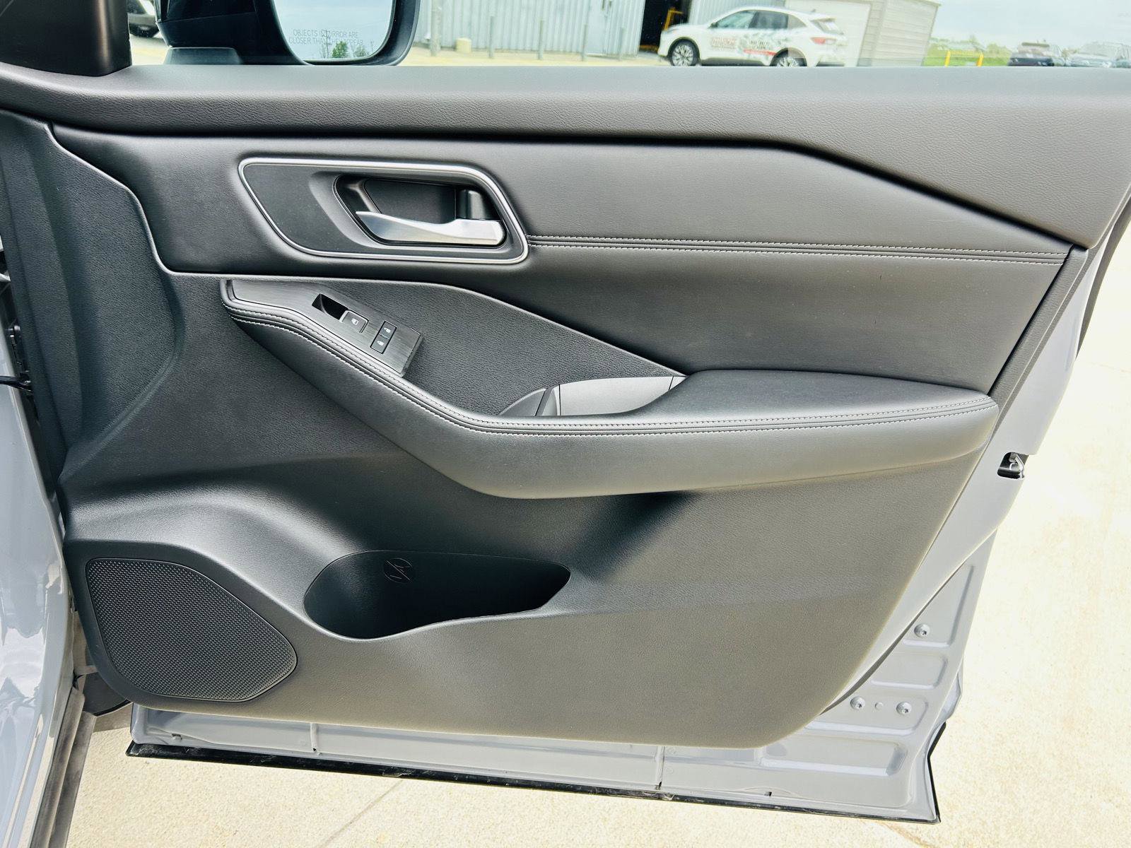 Used 2024 Nissan Rogue Platinum image 33