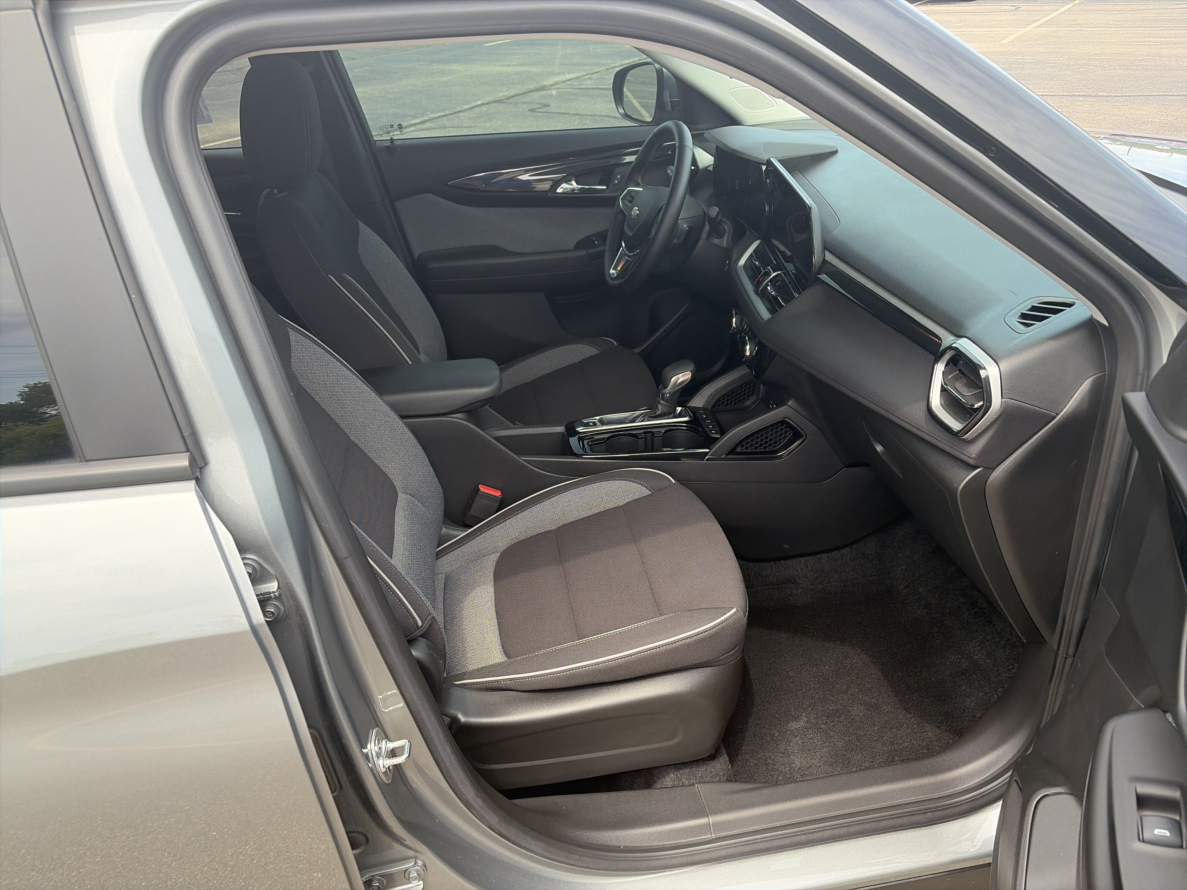 Used 2024 Chevrolet TrailBlazer LT w/ LT Cold Weather Package FWD image 13