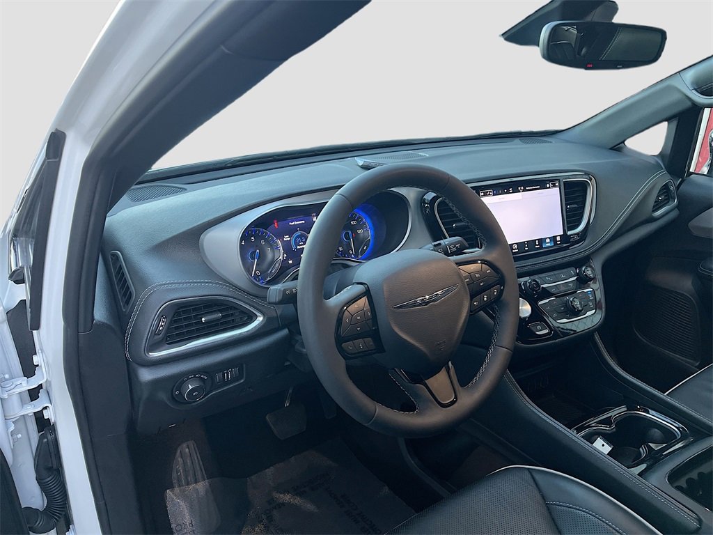 Used 2025 Chrysler Pacifica Limited image 9