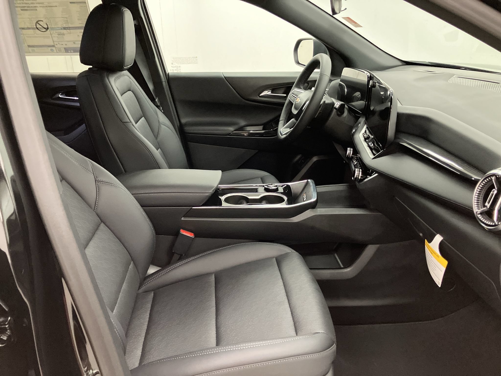 New 2027 Chevrolet Equinox LT w/ Convenience Package II FWD image 11