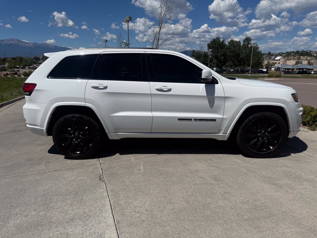 Used 2017 Jeep Grand Cherokee Altitude AWD/4WD image 9