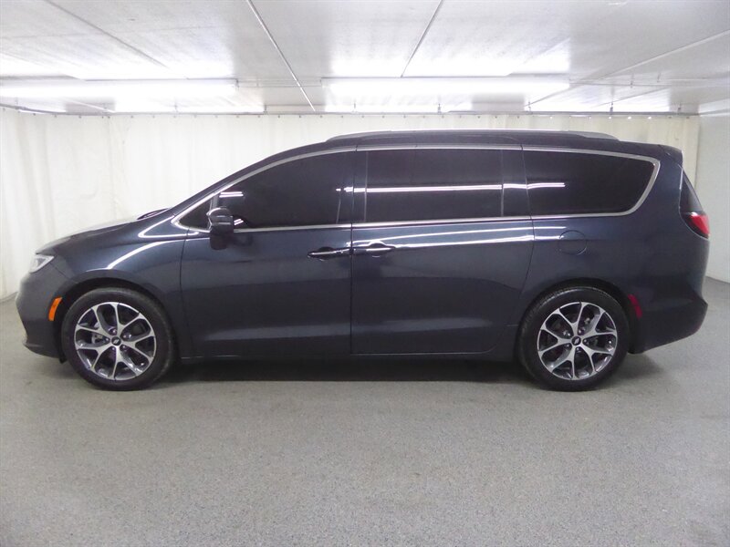 Used 2021 Chrysler Pacifica Touring-L FWD image 4