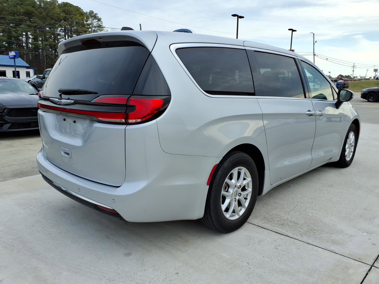 Used 2023 Chrysler Pacifica Touring-L image 5