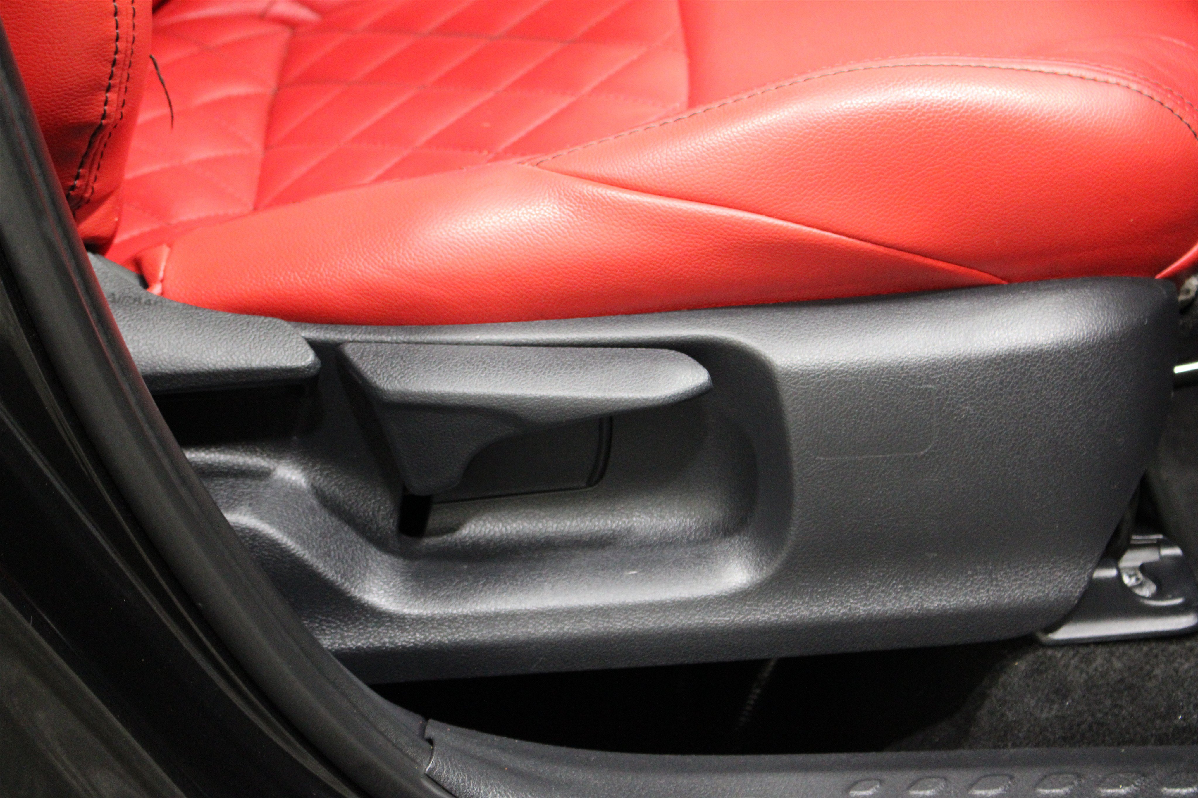 Used 2019 Toyota C-HR XLE FWD image 25