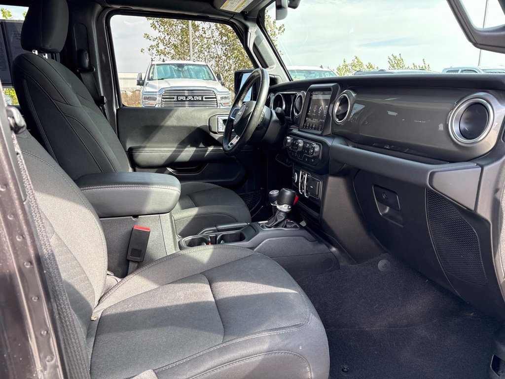 Used 2022 Jeep Wrangler Unlimited Sahara w/ Dual Top Group AWD/4WD image 24