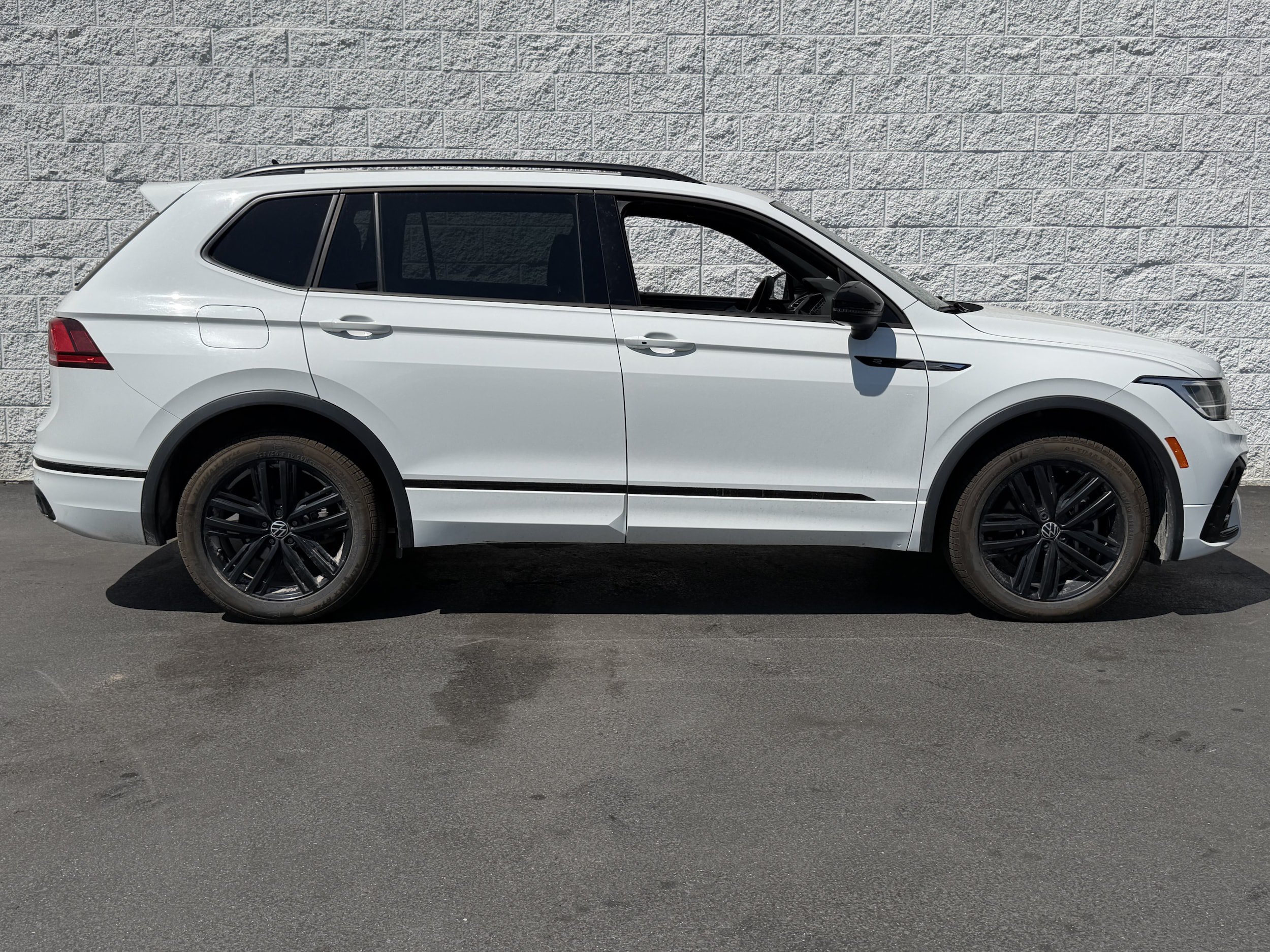 Used 2022 Volkswagen Tiguan SE R-Line AWD/4WD image 8