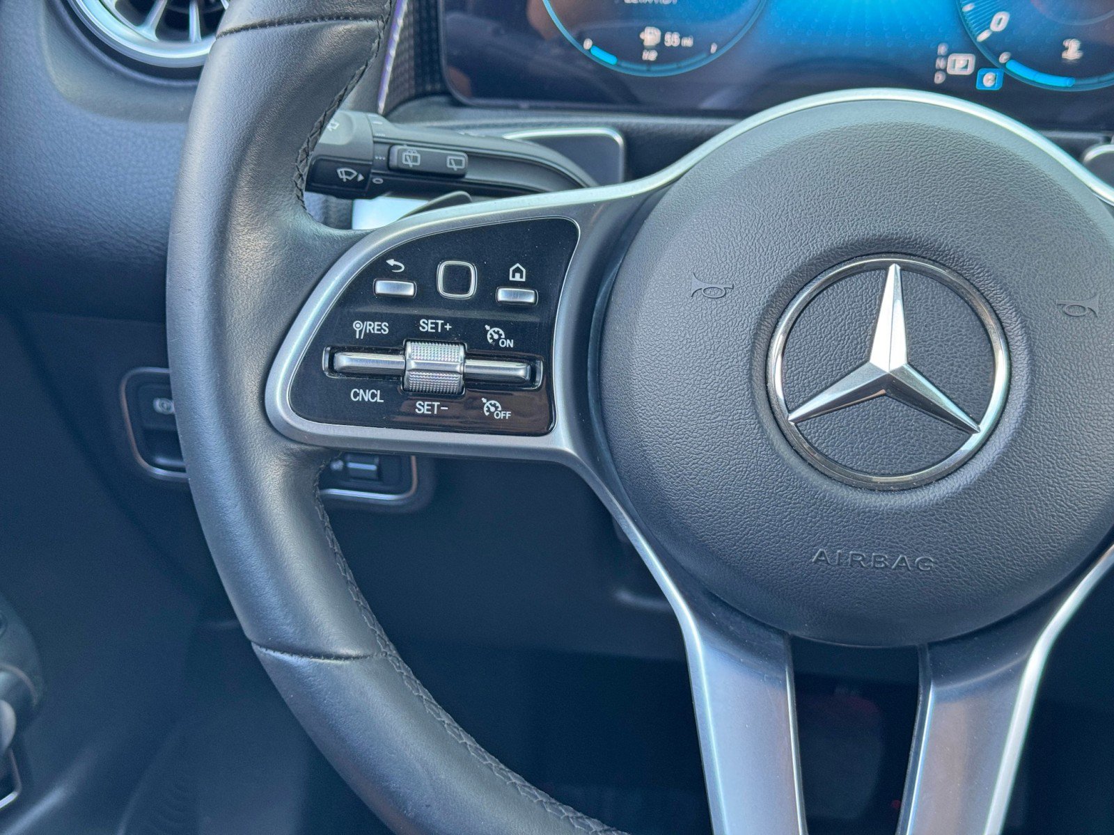 Used 2023 Mercedes-Benz GLB 250 w/ Premium Package image 22