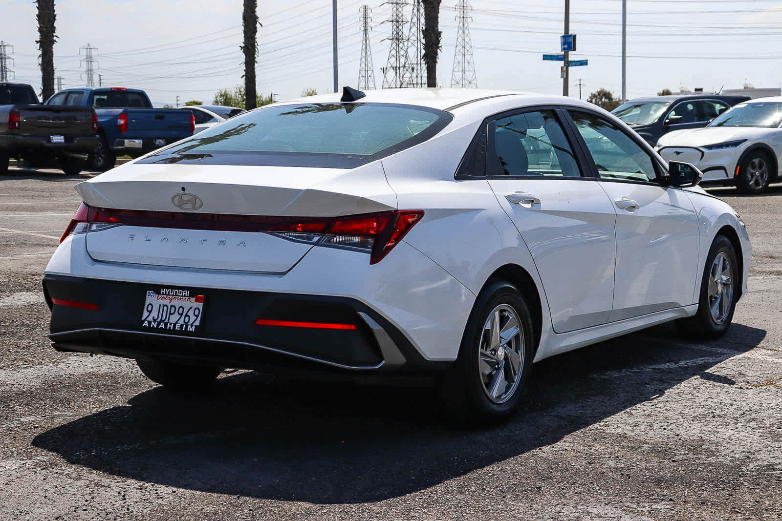 Used 2024 Hyundai Elantra SE FWD image 6