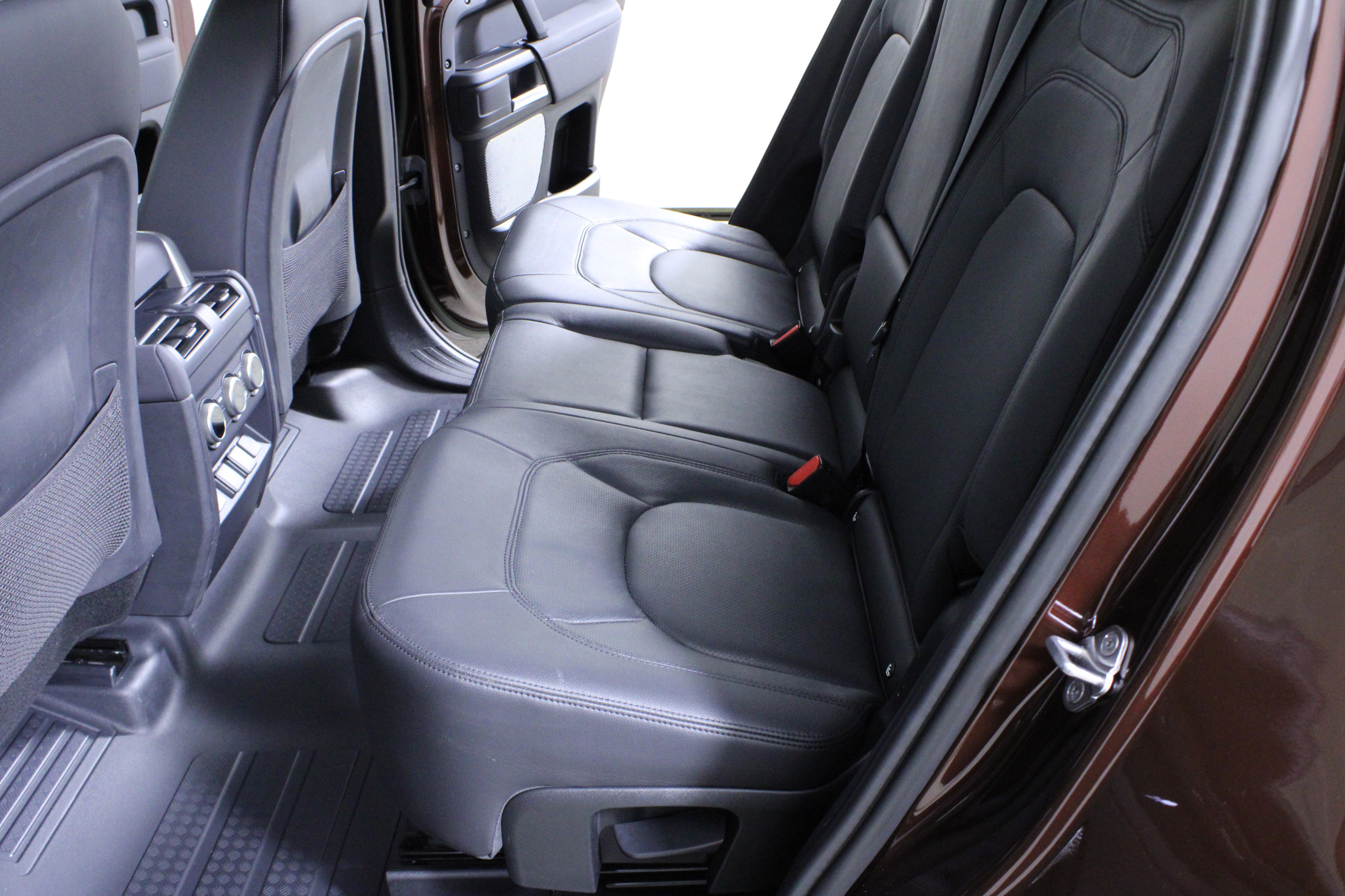 Used 2023 Land Rover Defender 130 S image 11