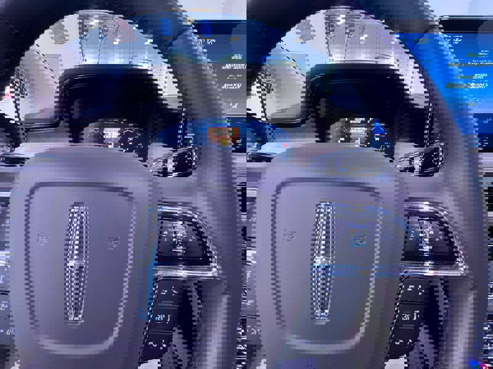 Used 2023 Lincoln Nautilus Reserve image 21