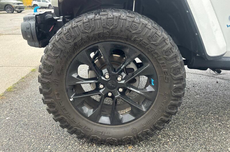 Used 2022 Jeep Wrangler Unlimited Sahara w/ Cold Weather Group AWD/4WD image 16
