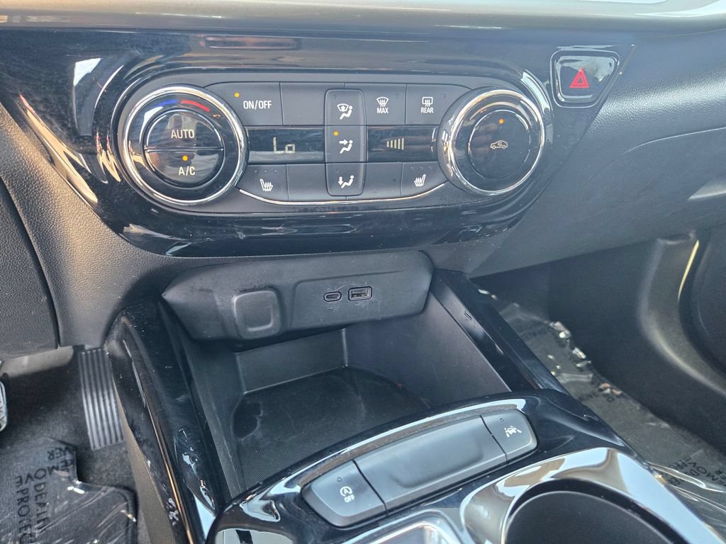 Used 2025 Chevrolet Trax LT w/ LT Convenience Package FWD image 15