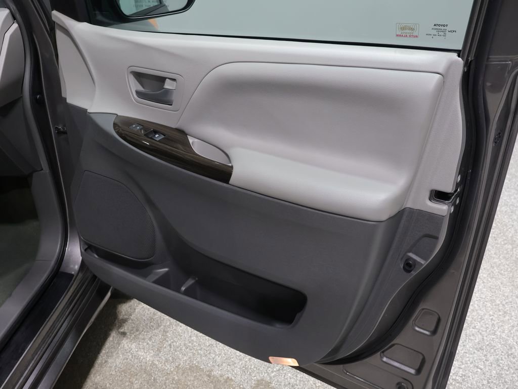 Used 2017 Toyota Sienna XLE image 26